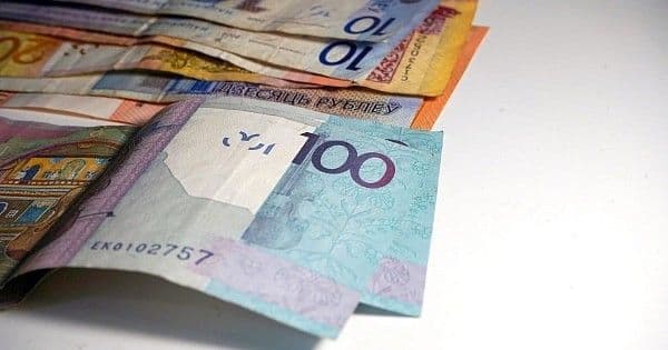 Средняя зарплата в Беларуси в апреле упала до 2952 рублей: IT-сектор потерял больше всех