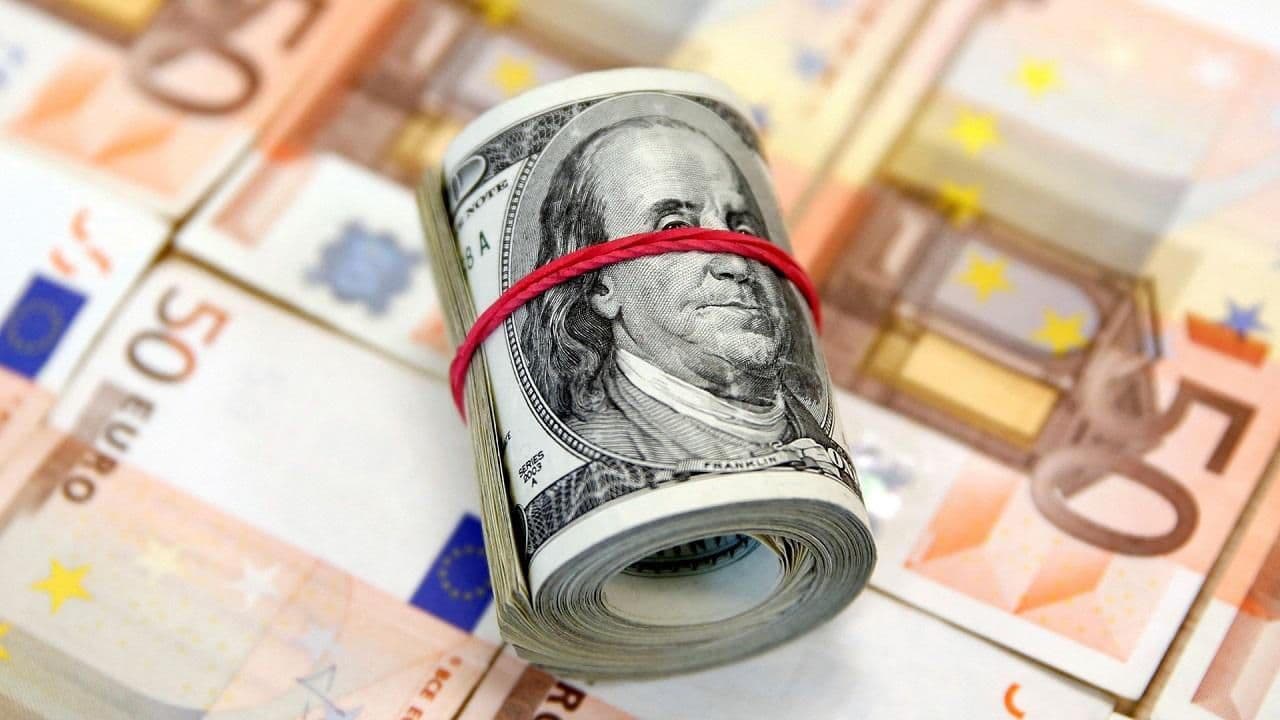 Белорусы продали валюты на $310,5 млн больше, чем купили — рекорд за пять месяцев