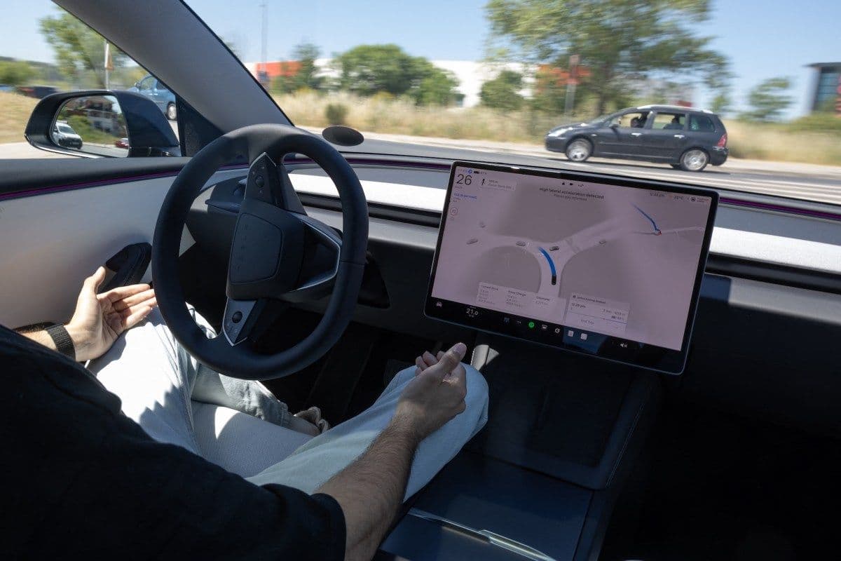 Tesla FSD под следствием, Waymo везёт 3 000 роботакси: главное в автотехе за неделю
