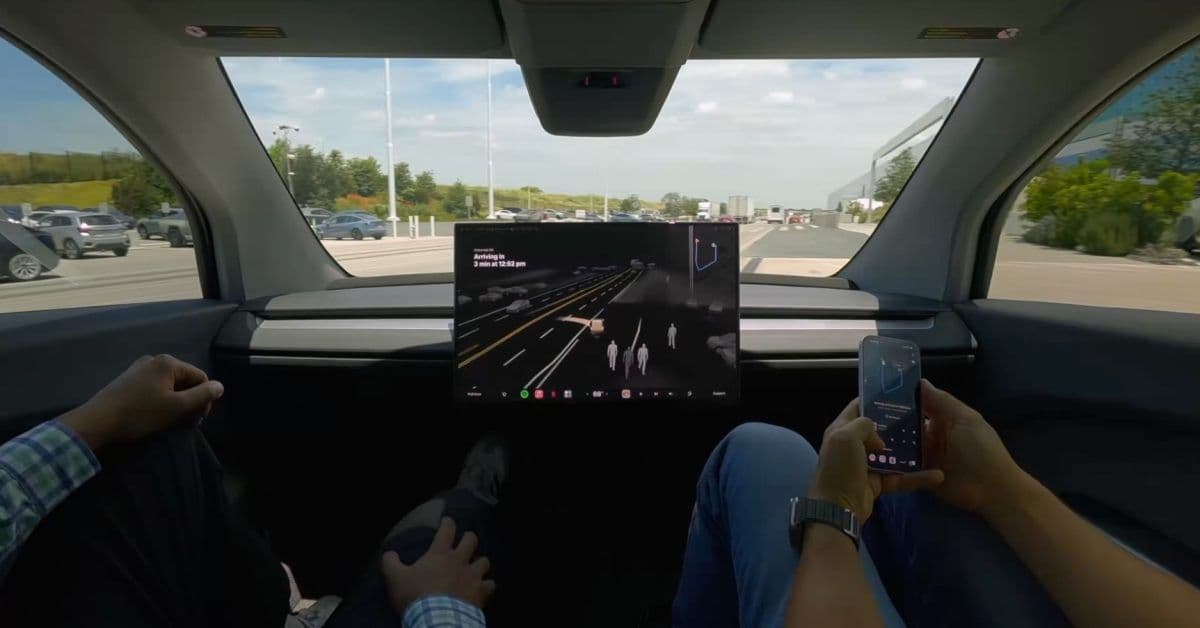 Tesla тестирует Cybercab на парковке Gigafactory Texas, но до коммерческого такси ещё далеко