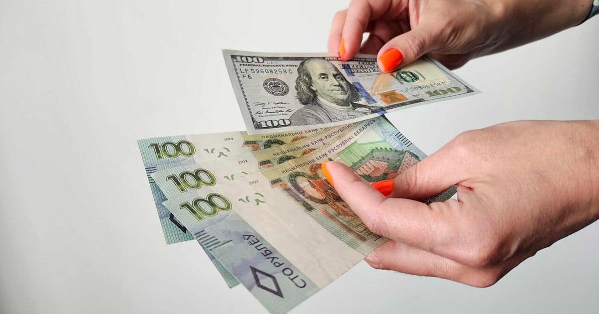 Доллар пятую неделю падает к рублю: что происходит на валютном рынке