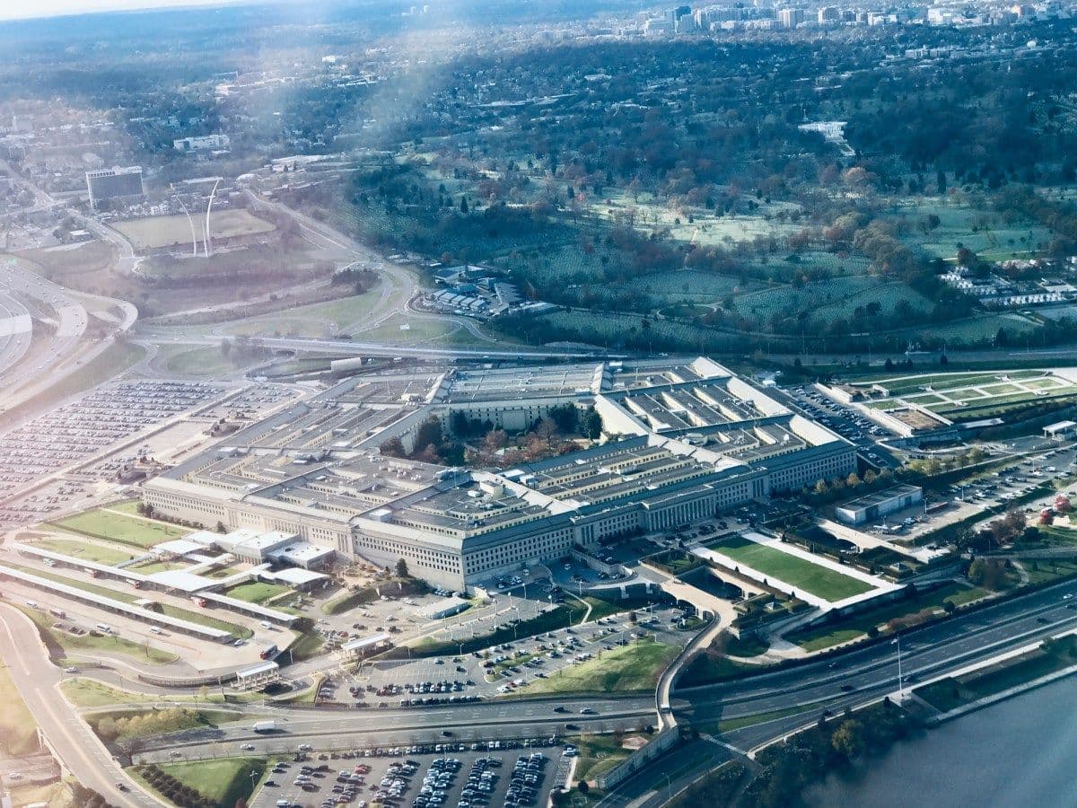 Пентагон подписал соглашения с Nvidia, Microsoft и AWS на развёртывание ИИ в засекреченных сетях