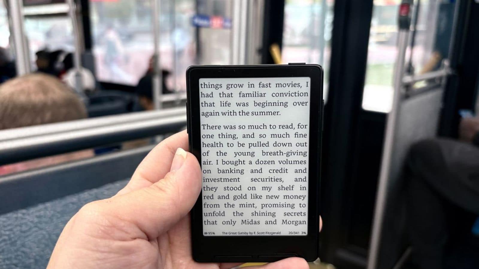Xteink X3: крошечный e-ink-ридер на магните, который крепится к смартфону