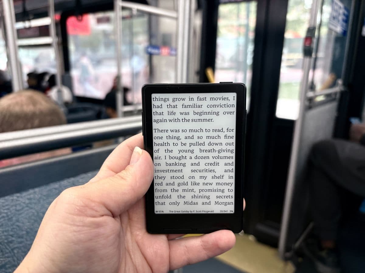 Xteink X3: крошечный e-ink-ридер на магните, который крепится к смартфону