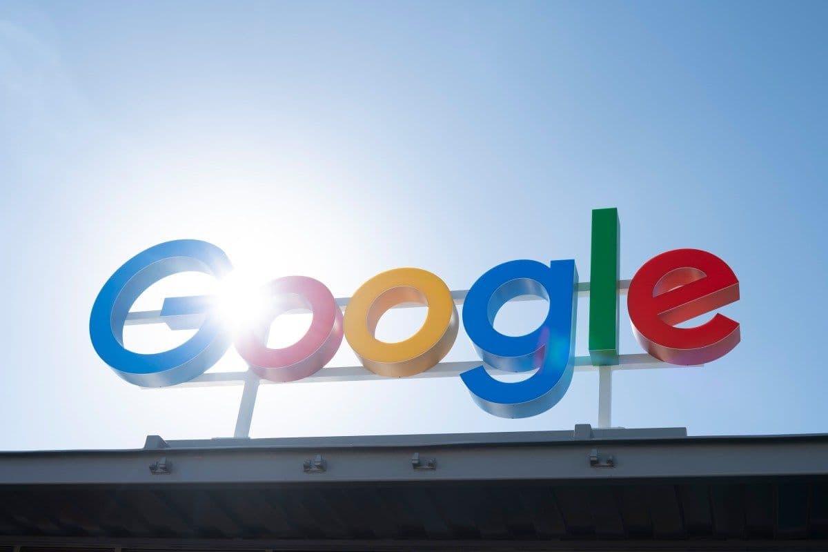 Google встраивает цитаты с Reddit и форумов в AI-ответы поиска