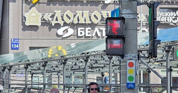 Минск тестирует квадратные светофоры с анимацией на улице Туровского