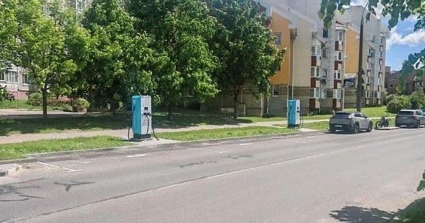 Zaryadka открыла зарядный хаб у метро «Уручье» и продолжает экспансию в жилых районах Минска