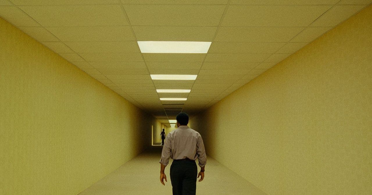 Режиссёр-самоучка в 20 лет дебютирует в A24 с хоррором о феномене Backrooms