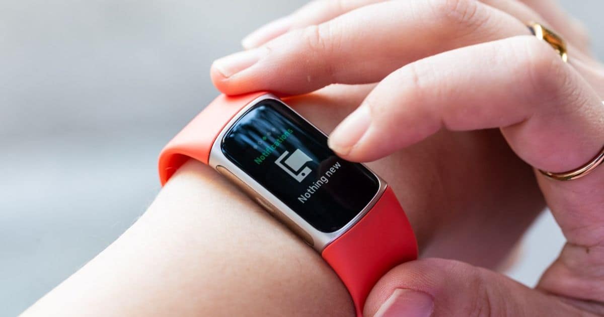 Fitbit Charge 6, Ace LTE и новый Air: три трекера по $100 и чем они отличаются
