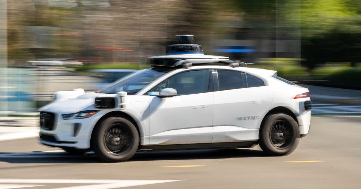 Waymo отзывает почти 4000 роботакси из-за проблем с распознаванием дорожных работ