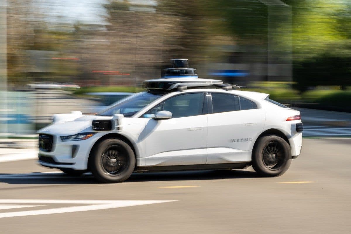 Waymo отзывает почти 4000 роботакси из-за проблем с распознаванием дорожных работ