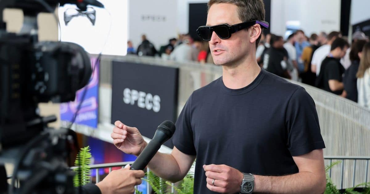 Snap представила AR-очки за $2200 — акции компании упали на 5%