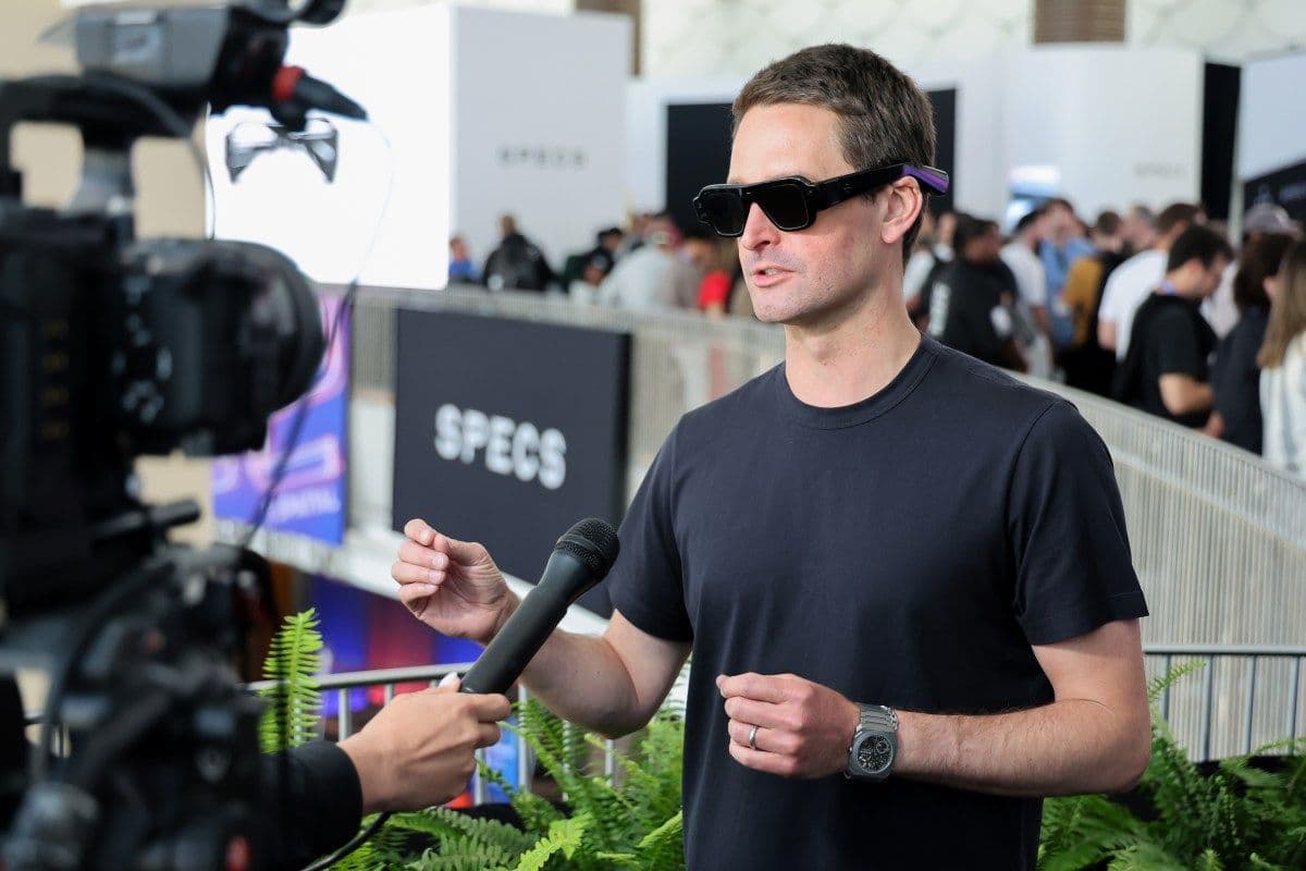 Snap представила AR-очки за $2200 — акции компании упали на 5%