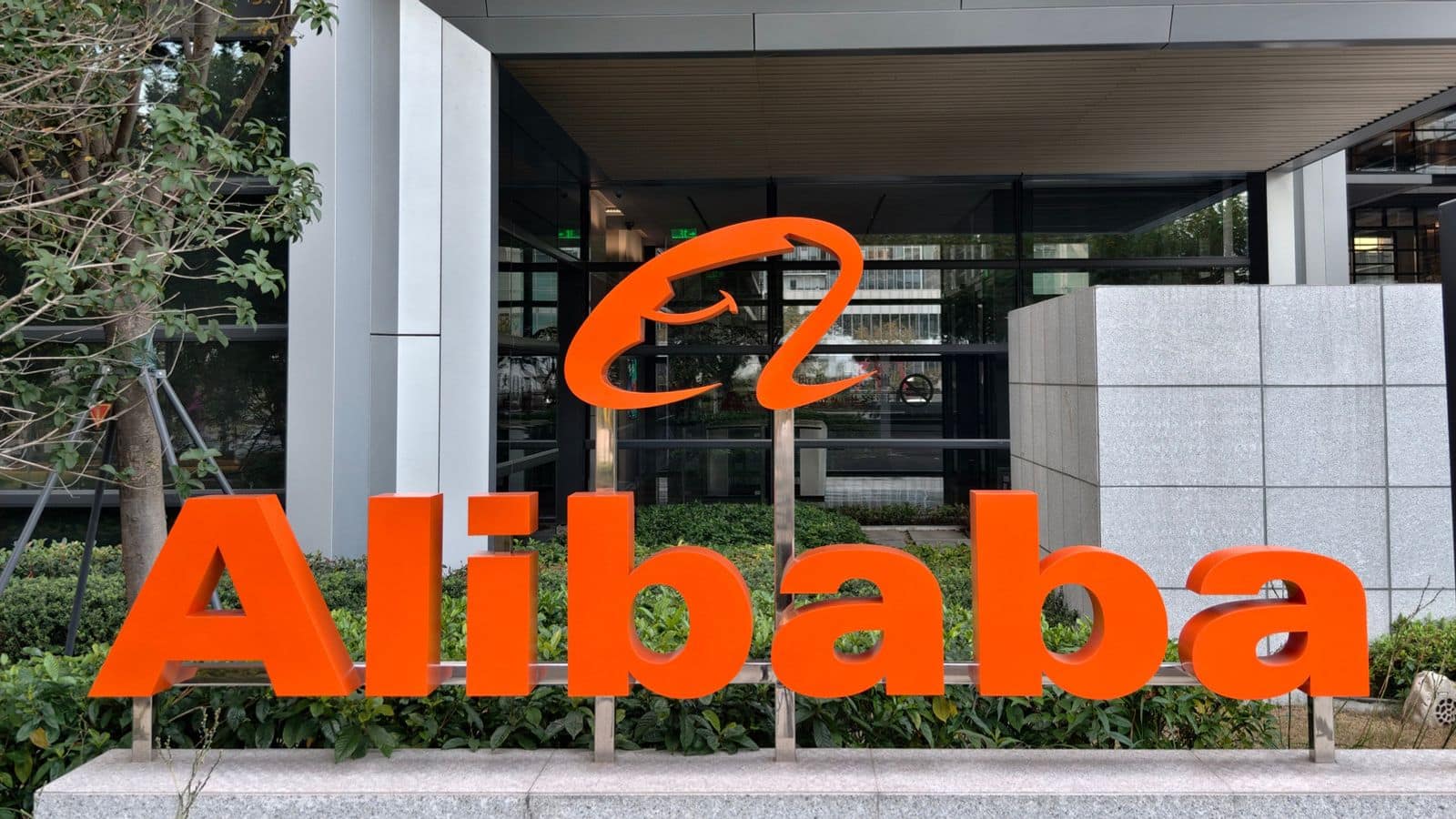 Alibaba подала в суд на Пентагон из-за включения в список компаний, связанных с армией КНР