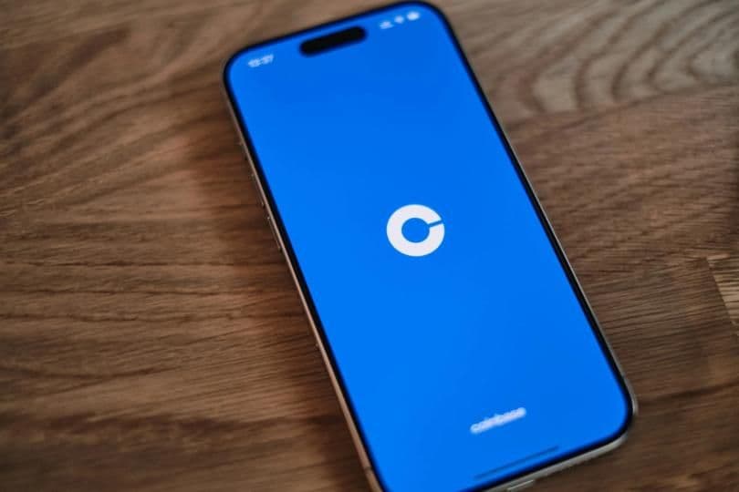 Coinbase получила британскую лицензию на торговлю акциями и деривативами