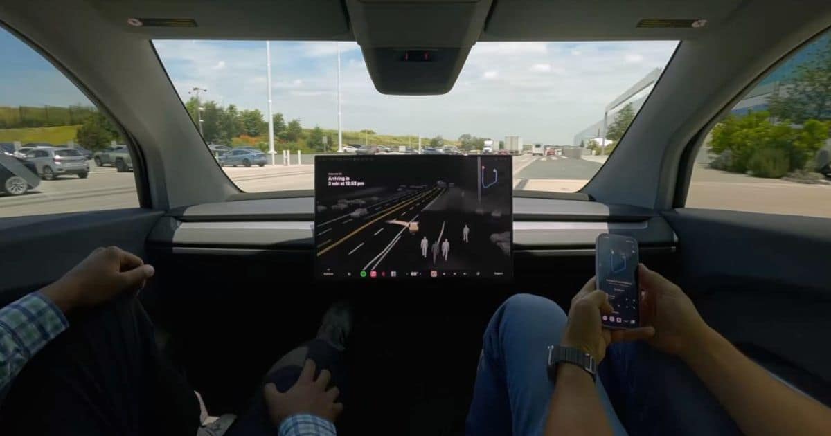 Tesla тестирует Cybercab на парковке Gigafactory Texas, но до коммерческого такси ещё далеко