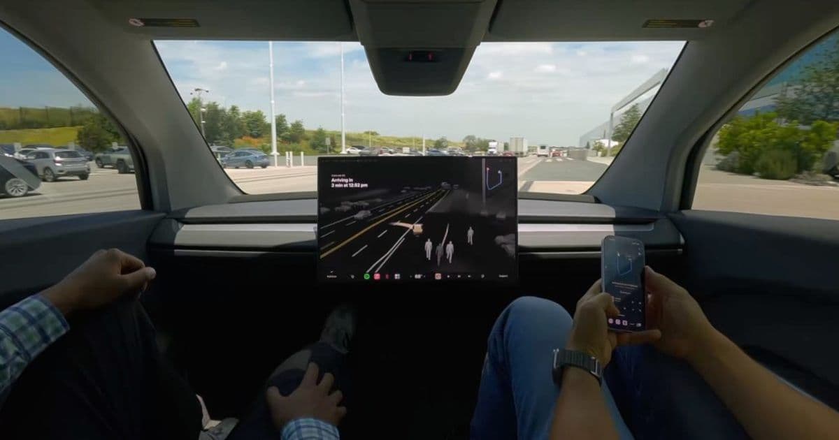 Tesla тестирует Cybercab на парковке Gigafactory Texas, но до коммерческого такси ещё далеко