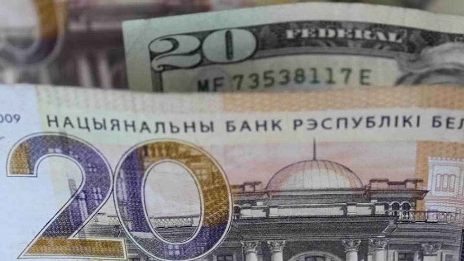 Доллар вырос до 2,827 рубля на торгах 1 мая 2026 года