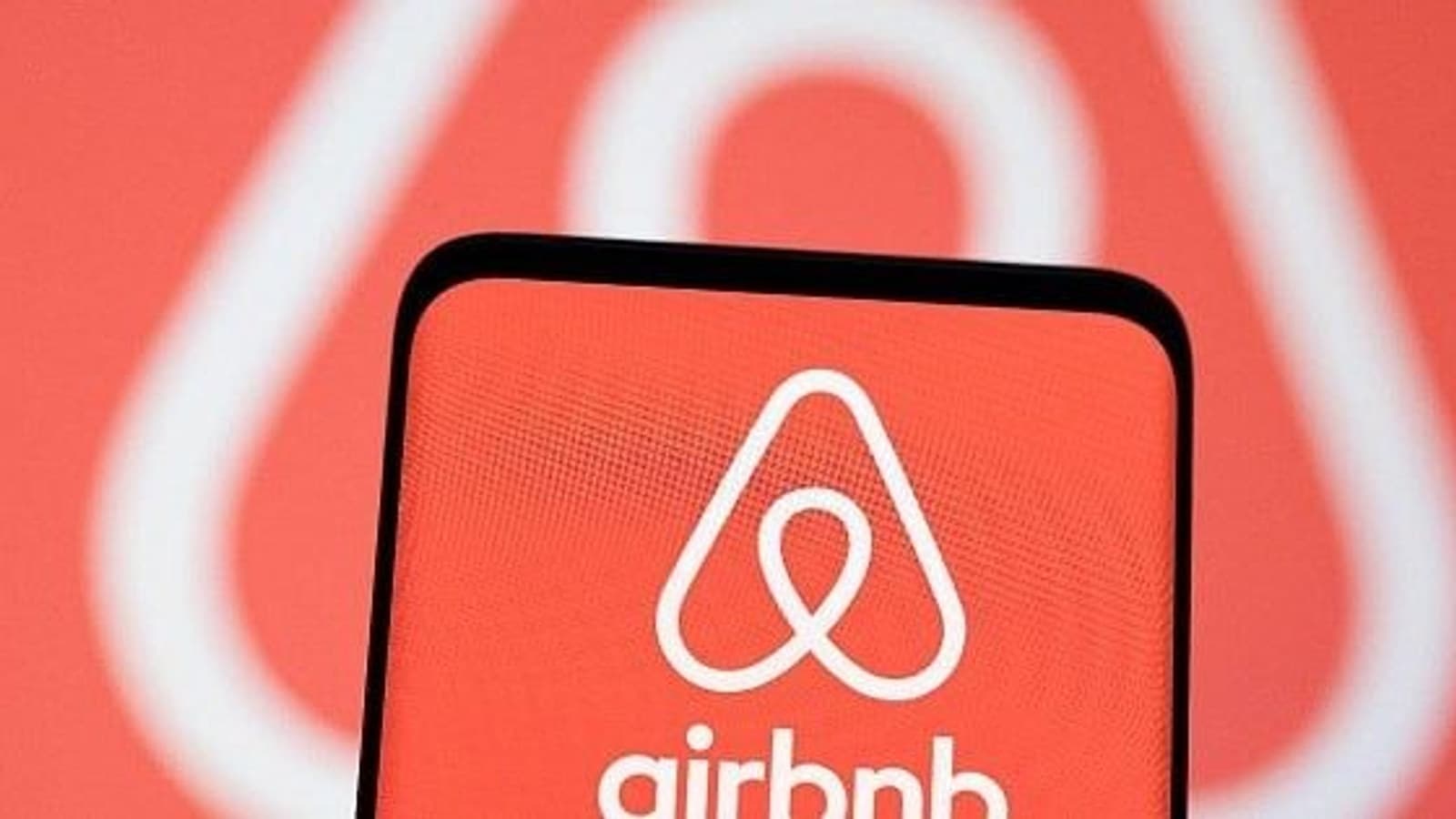 Airbnb строит туристическую экосистему: багаж, трансферы и аренда авто уже этим летом